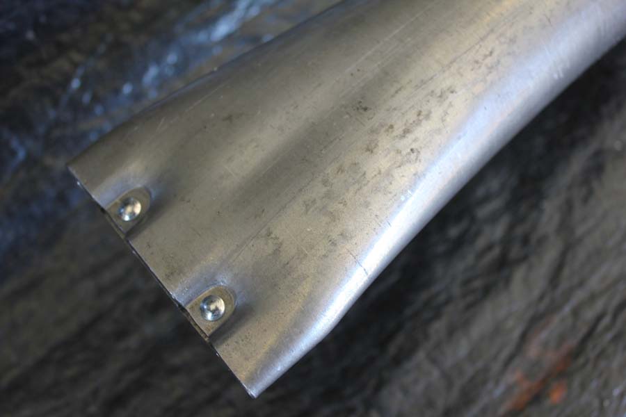 Wheel side of outlet tip